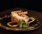 Além das nossas opções doces, também oferecemos pratos executivos completos, perfeitos pra uma experiência deliciosa do início ao fim. E pra facilitar, trabalhamos com um valor fechado, que inclui: 🥗 entrada 🍽️ prato principal 🍮 sobremesa Tudo pensado pra você aproveitar!