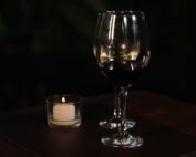 Hoje no Don, o clima mudou… 🍷 Sabe aquele climinha de serra? Friozinho, leve chuva… e aquela vontade de vinho + pizza boa. Hoje é quarta e por aqui isso significa: Pizza à lenha saindo quentinha com 50% OFF (pizzas selecionadas) 🍷 Uma carta de vinhos perfeita pra acompanhar