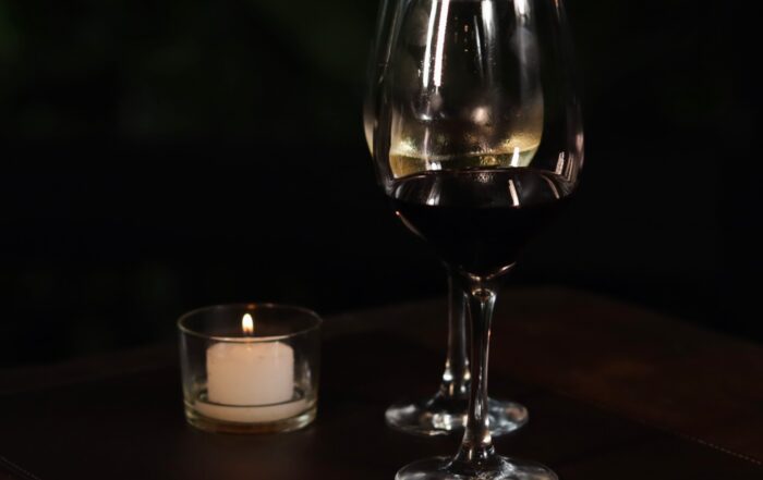 Hoje no Don, o clima mudou… 🍷 Sabe aquele climinha de serra? Friozinho, leve chuva… e aquela vontade de vinho + pizza boa. Hoje é quarta e por aqui isso significa: Pizza à lenha saindo quentinha com 50% OFF (pizzas selecionadas) 🍷 Uma carta de vinhos perfeita pra acompanhar