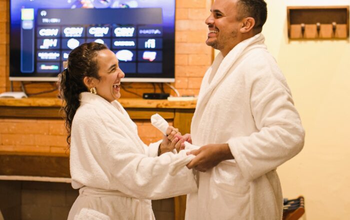 Noite dos sonhos Jantar romântico à luz de velas Ofurô + hidro aquecida para relaxar E tudo isso… no meio da floresta 🌿