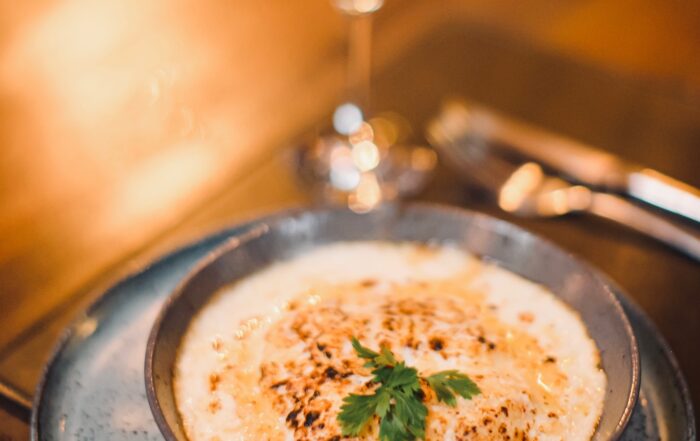 Almoço Executivo Experiência completa por R$ 118,00 Entrada + prato principal + sobremesa + bebida inclusa Escolha entre: 🍷 taça de vinho | 🥤 copo de suco natural | 🍵 mate da casa | ☕ café expresso Um convite para viver sabor, vista e bons momentos em cada detalhe.