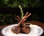Nosso French Rack de cordeiro uruguaio, preparado no ponto perfeito, com sabor marcante e apresentação impecável. Uma experiência que vai muito além do prato.