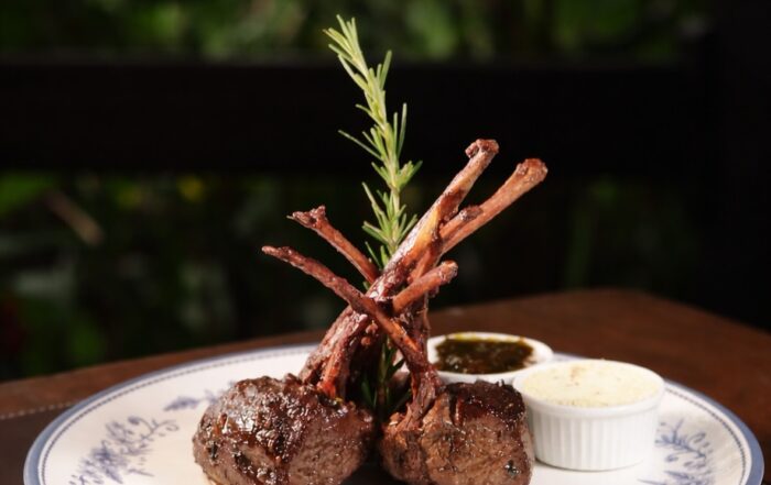 Nosso French Rack de cordeiro uruguaio, preparado no ponto perfeito, com sabor marcante e apresentação impecável. Uma experiência que vai muito além do prato.