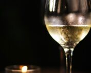 Nosso restaurante funciona todos os os dias 🍷 • Hotel • Day Spa • Day Use • Jantar Romântico • Eventos Atendimento mediante reserva. Link na bio 🔗