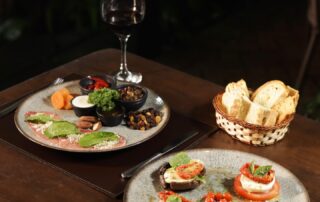 Natureza, gastronomia e hospedagem em perfeita harmonia. Café da manhã | 8h–11h Restaurante | 12h–00h Sex–sáb até 01h 📍 RJ — Vargem