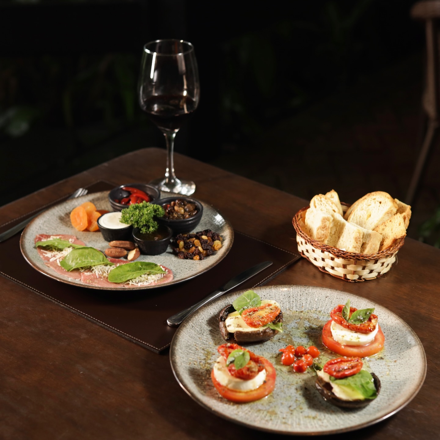 Natureza, gastronomia e hospedagem em perfeita harmonia. Café da manhã | 8h–11h Restaurante | 12h–00h Sex–sáb até 01h 📍 RJ — Vargem