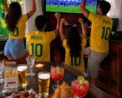 Enquanto as seleções disputam cada lance, você vive uma experiência inspirada nos sabores de cada país. 🍔 EUA 🥩 Uruguai 🍷 Argentina 🍮 França 🇧🇷 Brasil: Bolinho de Feijoada + Caipirinha em Dose Dupla durante a partida. Reúna os amigos, escolha sua seleção e aproveite um ambiente exclusivo para torcer, brindar e saborear cada momento. 📍 Esperamos você no Don Pascual. Qual seleção você vai escolher hoje? Venha com a camisa do time da rodada e ganhe dose dupla de bebidas selecionadas pelo Don 🤍