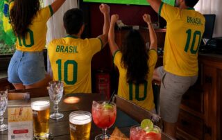Enquanto as seleções disputam cada lance, você vive uma experiência inspirada nos sabores de cada país. 🍔 EUA 🥩 Uruguai 🍷 Argentina 🍮 França 🇧🇷 Brasil: Bolinho de Feijoada + Caipirinha em Dose Dupla durante a partida. Reúna os amigos, escolha sua seleção e aproveite um ambiente exclusivo para torcer, brindar e saborear cada momento. 📍 Esperamos você no Don Pascual. Qual seleção você vai escolher hoje? Venha com a camisa do time da rodada e ganhe dose dupla de bebidas selecionadas pelo Don 🤍