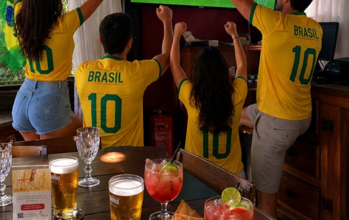 Enquanto as seleções disputam cada lance, você vive uma experiência inspirada nos sabores de cada país. 🍔 EUA 🥩 Uruguai 🍷 Argentina 🍮 França 🇧🇷 Brasil: Bolinho de Feijoada + Caipirinha em Dose Dupla durante a partida. Reúna os amigos, escolha sua seleção e aproveite um ambiente exclusivo para torcer, brindar e saborear cada momento. 📍 Esperamos você no Don Pascual. Qual seleção você vai escolher hoje? Venha com a camisa do time da rodada e ganhe dose dupla de bebidas selecionadas pelo Don 🤍