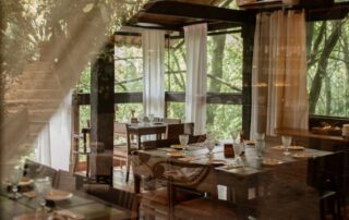 Imagine um restaurante em meio à natureza de Vargem Grande, com parquinho para as crianças, música ao vivo e aquela sensação gostosa de que você viajou… Sem sair do Rio. 🌿