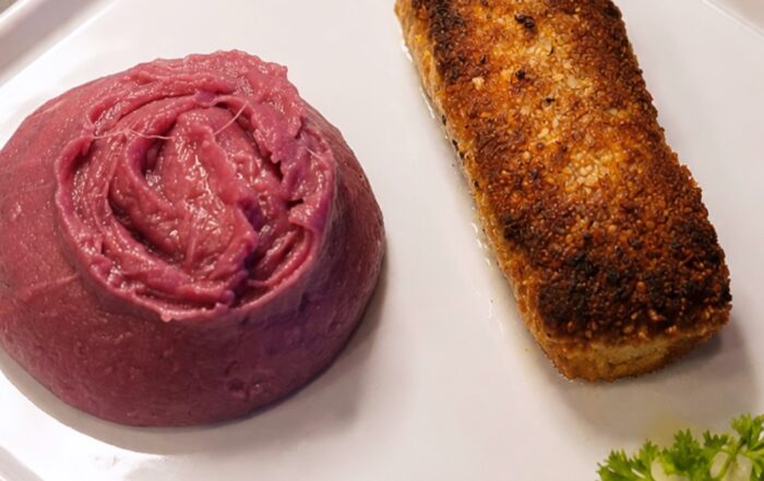Crosta dourada por fora. 🥂 Salmão grelhado no ponto certo. Purê cremoso para completar a experiência. Tem pratos que fazem qualquer refeição se tornar especial. Esperamos você no Don Pascual.