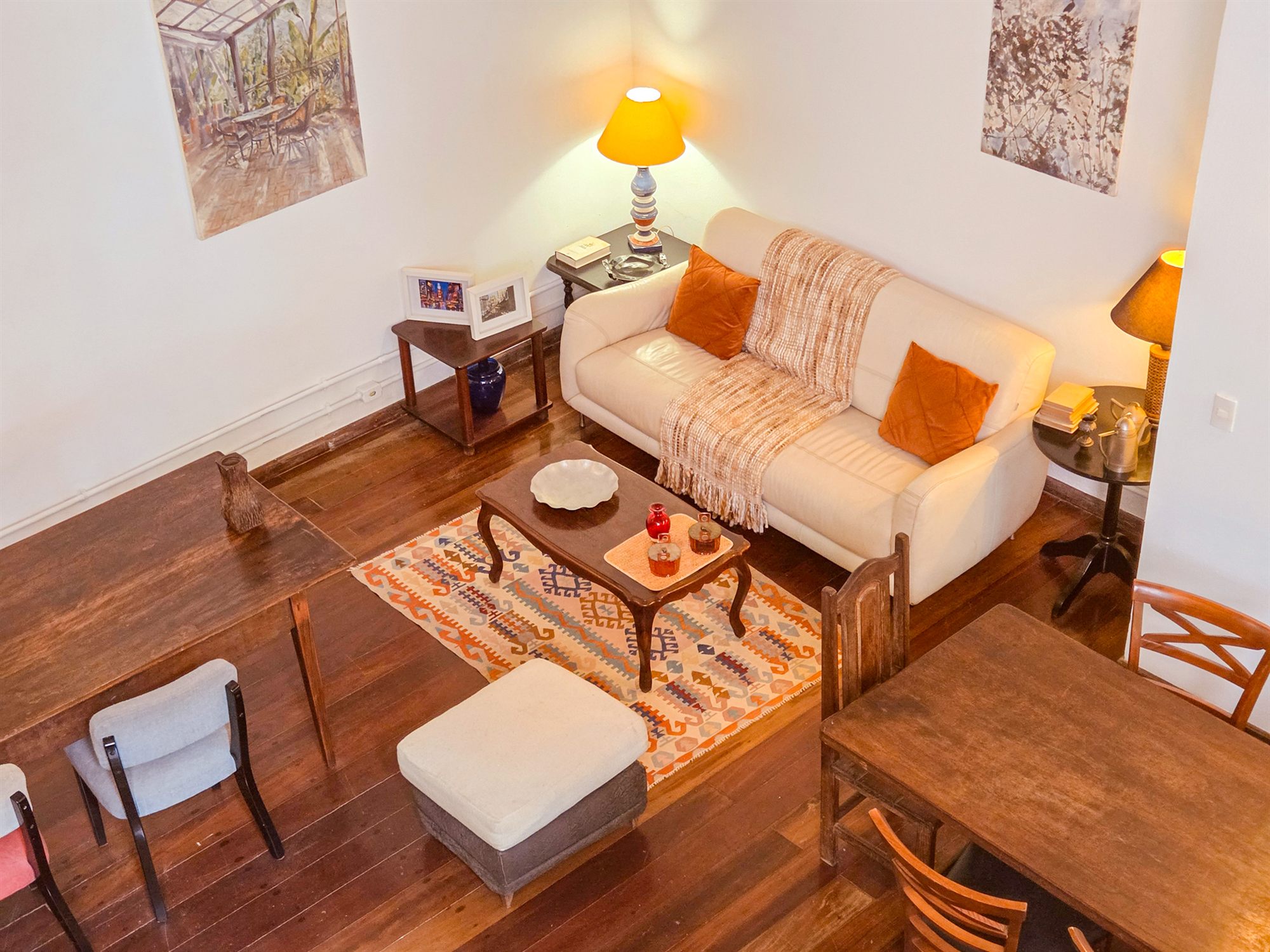Sala de estar da Villa Antonia do Don Pascual, espaço de convivência com sofás e mesas de madeira