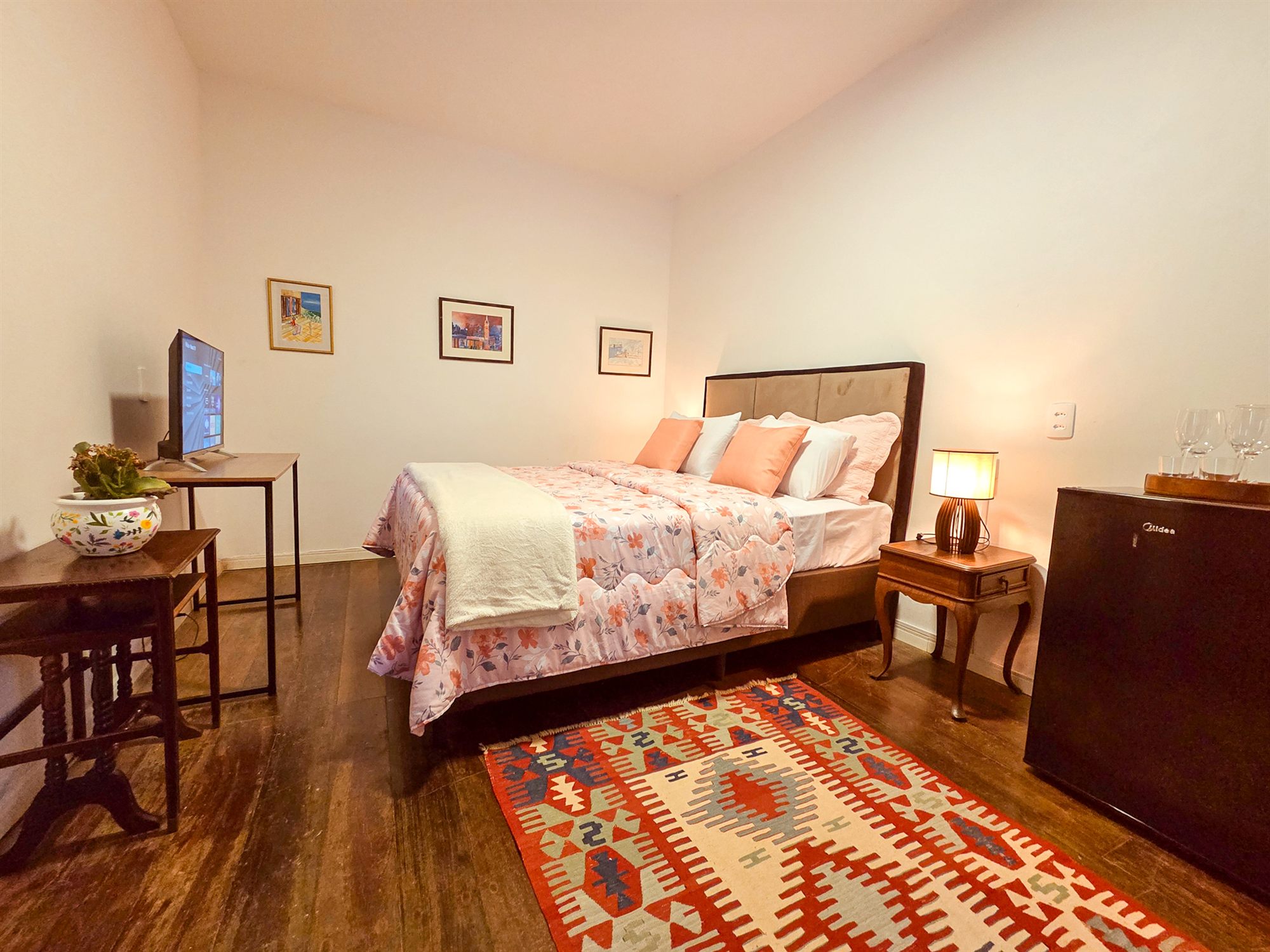 Suíte Standard Alvarinho na Villa Antonia do Don Pascual, com cama de casal e decoração aconchegante