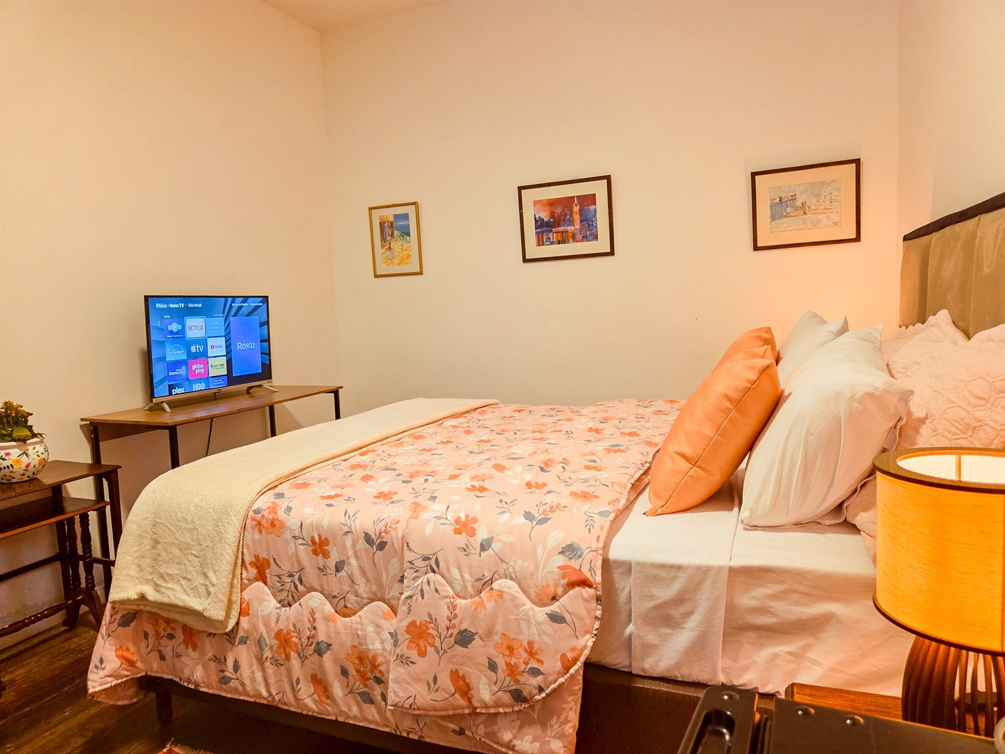Cama da Suíte Standard Alvarinho na Villa Antonia do Don Pascual, com TV e luminárias