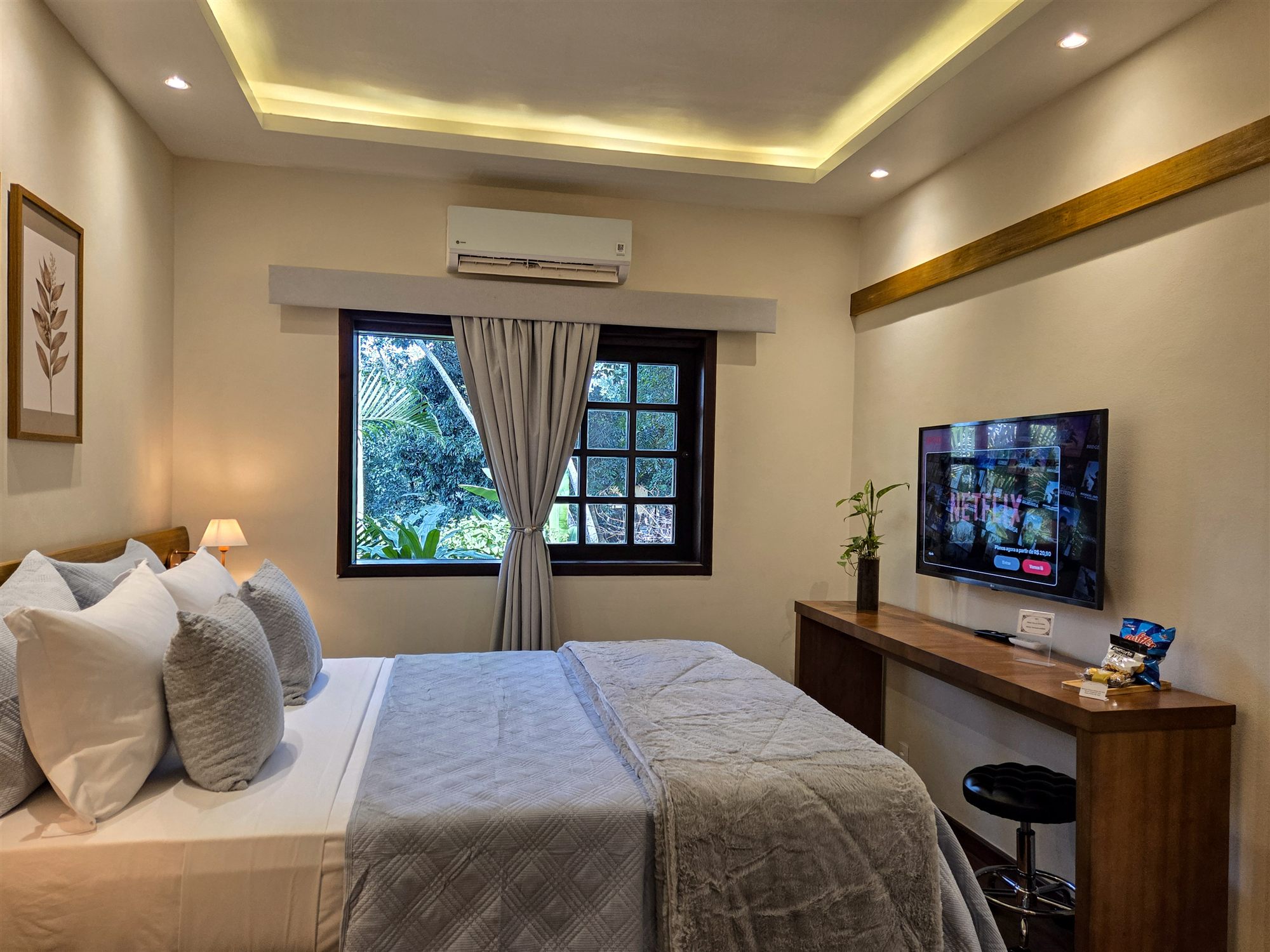 Suíte Marsellan na Villa Antonia do Don Pascual, com cama de casal, TV e janela para o verde