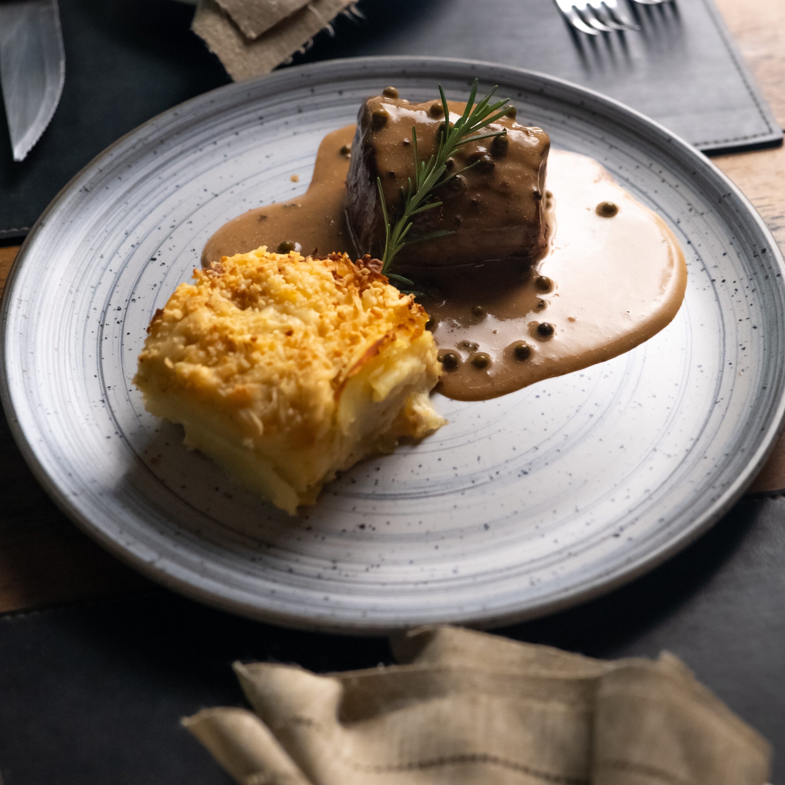 Restaurante com jazz ao vivo e hotel boutique em Vargem Grande O Don Pascual está de portas abertas todos os dias E neste fim de semana, a atmosfera ganha um toque ainda mais sofisticado, com uma atração especial de jazz ao vivo. 🎷 Esperamos por você no Don Pascual